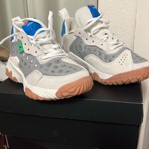 Jordan Delta 2 (GS)

Light smoke grey/white 
Size: 5Y